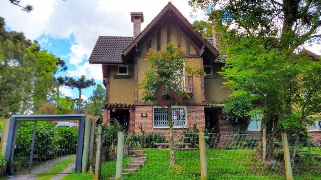 Sobrado de esquina em condomínio fechado, com garagem coberta no bairro